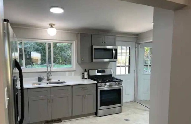 Updated 2 Bed Ranch style Home in Livonia