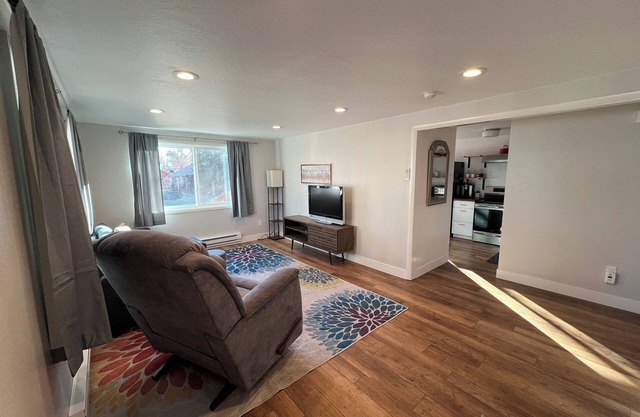Updated 2-bedroom 1bth apartment near downtown Lafayette with WiFi, AC