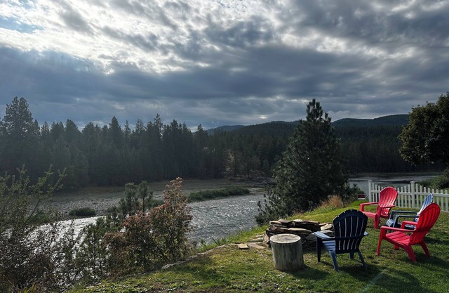 Updated 2-bedroom bungalow overlooking the river with fire pit in Post Falls
