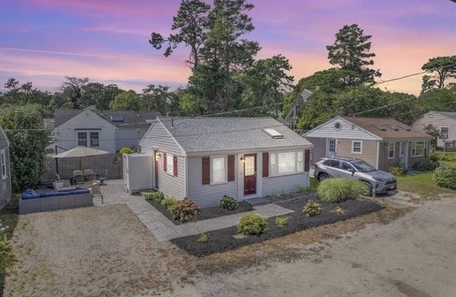 Updated 2-bedroom cottage 4 min walk to the beach, with outdoor shower