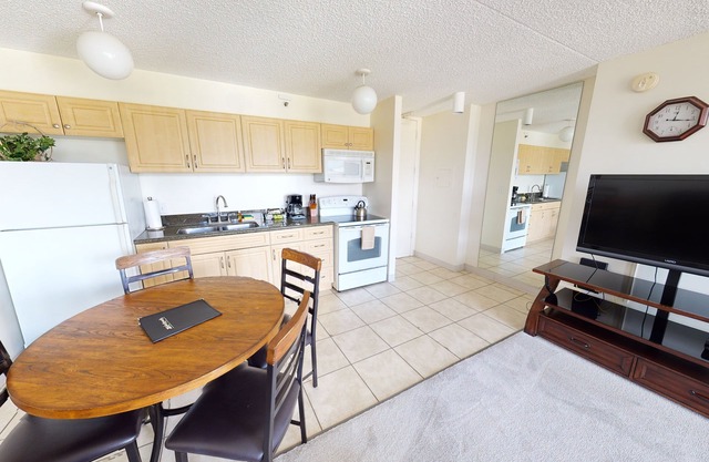 Updated 22nd Floor Waikiki Condo - Free parking & WiFi - Ideal for large family! by Koko Resort Vacation Rentals