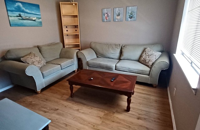 Updated 2br close hospitals/I-25/airport/Nob Hill/center/ restos 04