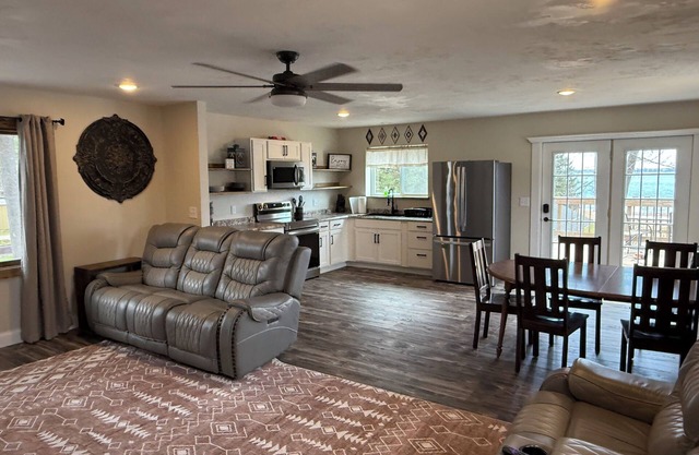 Updated 3-bedroom 2nd floor upper unit on shawano lake with pier