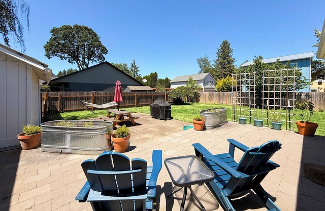 Updated 3-bedroom historic farmhouse, amazing kitchen, walk to Linfield in 5 min