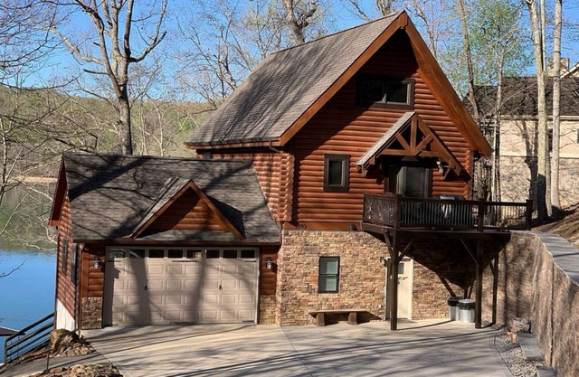 Updated 3-bedroom home in LaFollette with large dock in Big Creek.