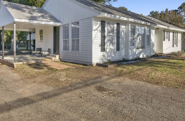 Updated 3 bedroom home in Groves