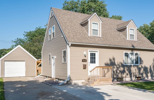 Updated 3 Bedroom House with Patio and Dog Run