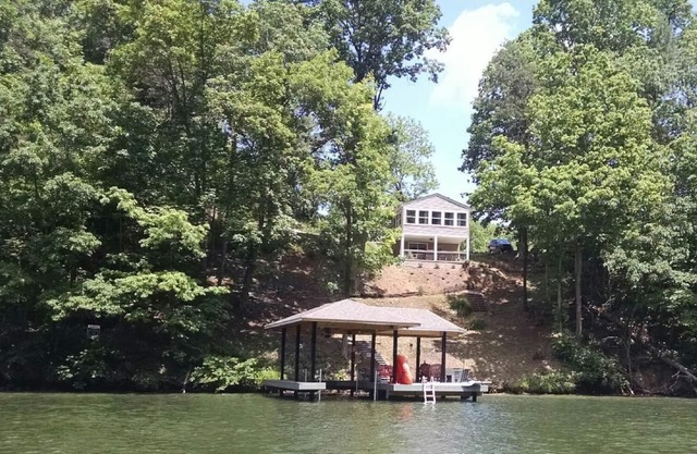 Aktualisiertes 3BD / 2BA Waterfront Home