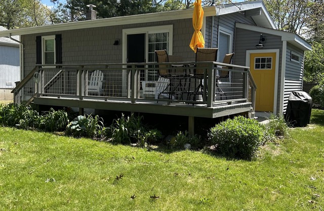 Updated 3BR, 2 BA Cottage with 2 beach parking passes