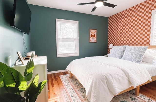Updated 4-bedroom house with WiFi, full coffee bar, and arcades in Overland Park