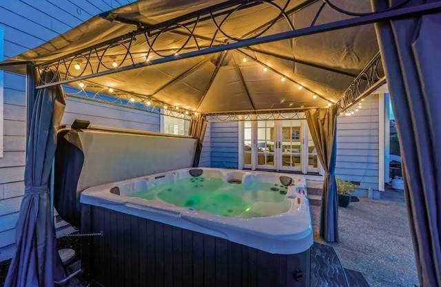Updated 5 BR house w/ hot tub - 5 min walk to downtown!