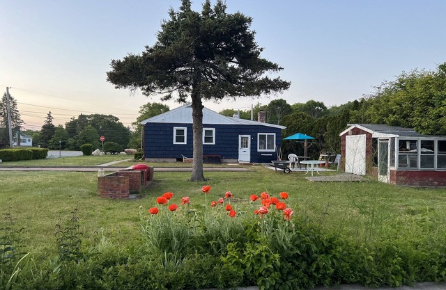 Updated '50's Cottage 5 mins to the beach with indoor and outdoor entertainment!