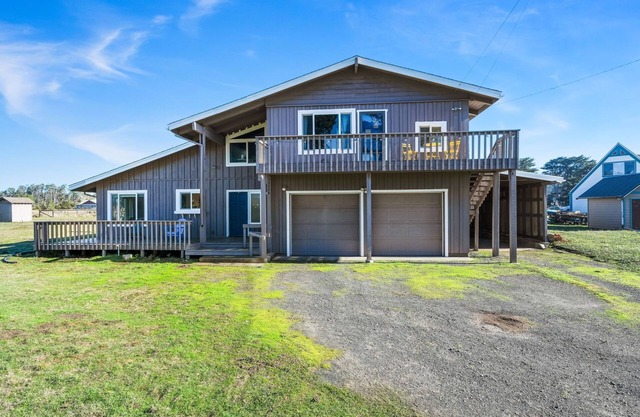 New 5BR ocean view villa in Mendocino-Fort Bragg, pet-friendly, firepit, hot tub