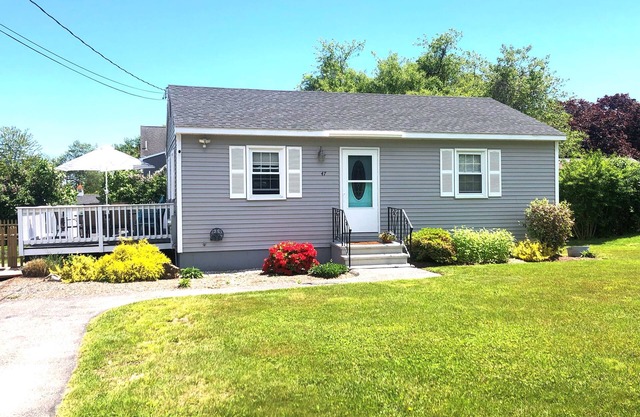 Updated and charming Vacationland home less than a mile to Wells beaches!