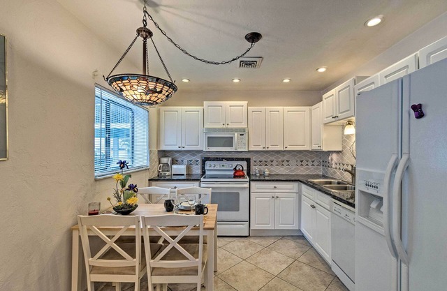 Updated Apartment Walking Distance to Venice Beach