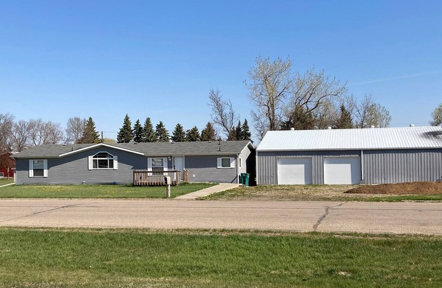 *UPDATED* Beautiful house & shop in Leeds, North Dakota! Outdoor pets welcome!