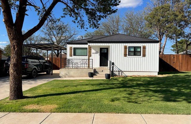 Updated Bungalow - Close to town and 30 min from Lubbock!