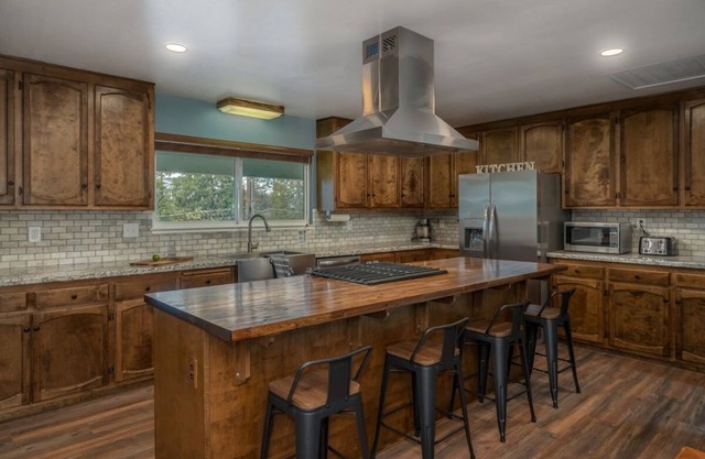 Updated Cabin-AC-game room- room for 2 families-Dogs Welcome