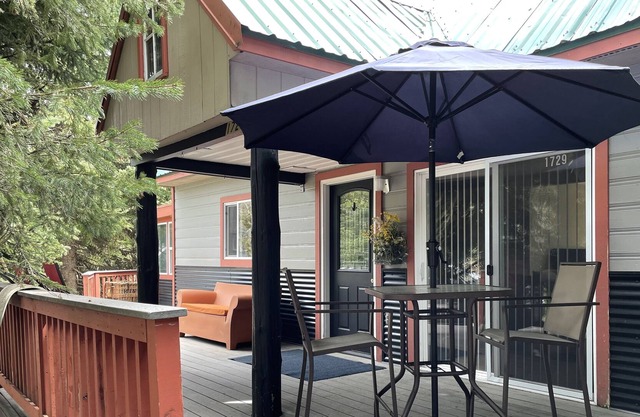 Updated Cabin, Where Trees Reach the Stars, Spa, Big Yard, Tasteful Furnishings