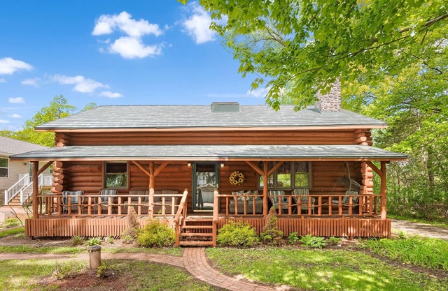 Updated Cabin with Green Lake access