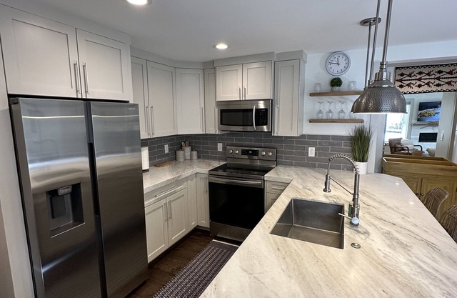 Updated Canyons condo steps from Cabriolet lift - full kitchen, washer/dryer