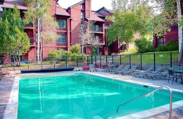 Off-Season / Sommer-Angebote! Privater Patio, Schritte vom großen Pool, Whirlpools, Tennis, Grillgerichte, zu Fuß zum Mtn