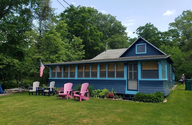 Updated Cottage -- Pet & Family Friendly