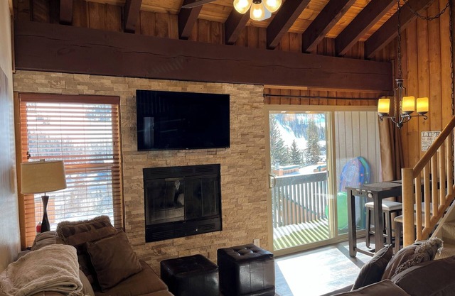 Updated Condo, 1GB WiFi, Fireplace, Balcony, Views! Across from Giant Steps