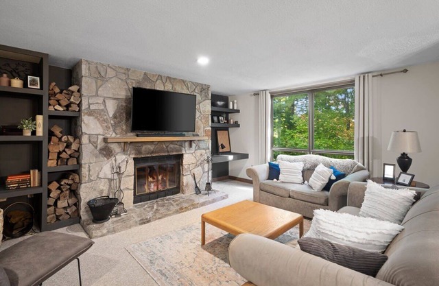 Updated Condo at Base of Mt Snow w Fireplace