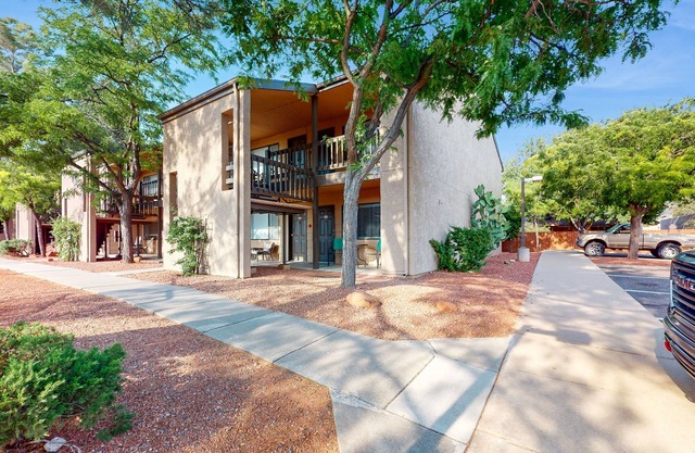 Updated condo with pool, shared laundry facilities, bbq grill