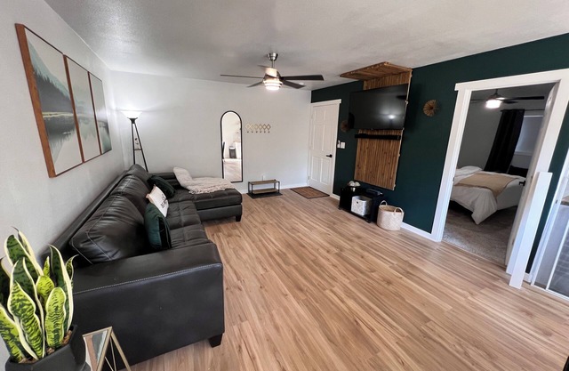 Updated Cozy Downtown Forest Retreat