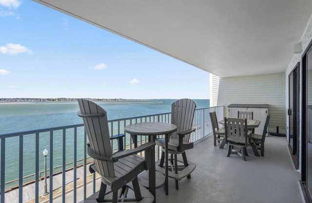 Direkte Buchtfront mit offener Aussicht auf die Bucht und Sonnenuntergänge, Pool und 3 Blocks zum Strand / Promenade!