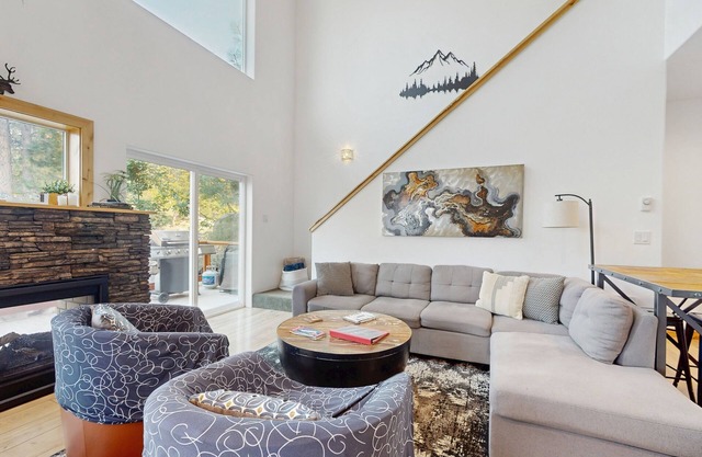 Updated dog-Friendly home with private hot tub, views & WiFi