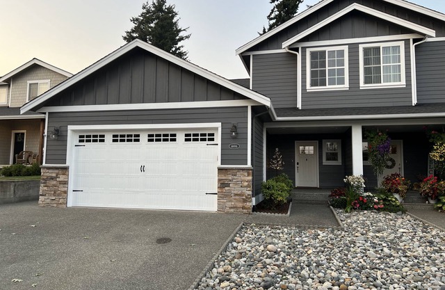 Updated duplex on quiet street close to dining, shopping, hospitals & mountains,