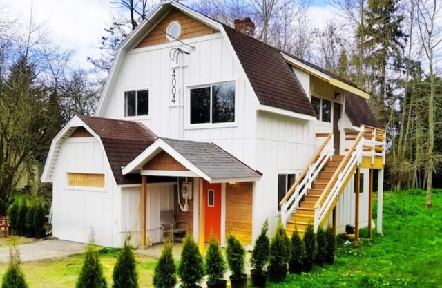 Updated farm style Apt. w/ loft minutes from Airport and Seattle