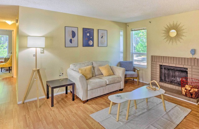 NEW! Updated Federal Way Retreat, Pet Friendly!