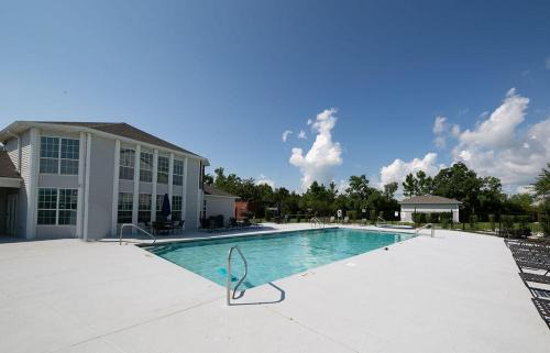 Updated, Ground Floor Unit w/Pool & Gym, Sleeps 6