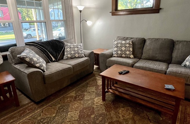 Updated historic home. Quiet Neighborhood, 20 Mins to Niagara Falls and Buffalo.