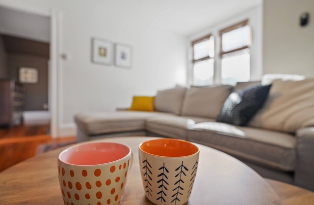 Updated, Historic District, Walk to Waterfront. Pet-Friendly! Sleeps 12