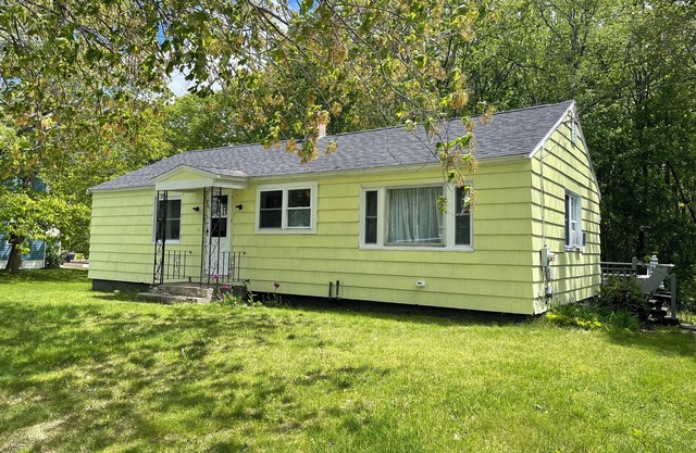 Updated Historical beach cottage in Scarborough near beaches, old orchard & more
