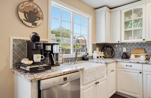 Updated home 10 miles to Napa's wine country! Sleeps 10! Pets are welcome!