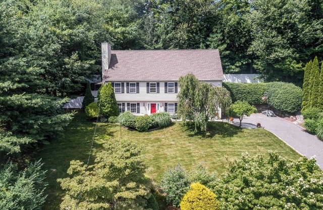Updated Home In Lake Community With Hot Tub