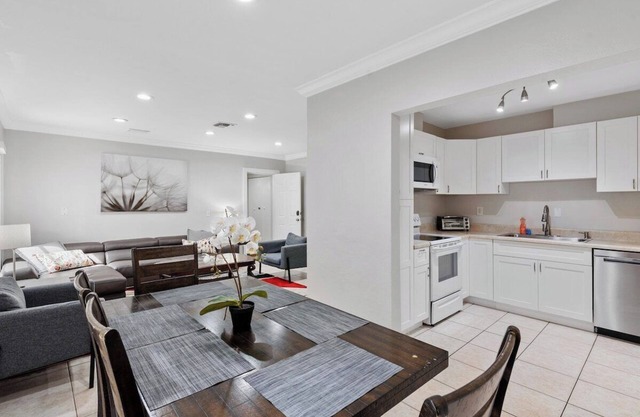 UPDATED Home in The Oaks - By Avi