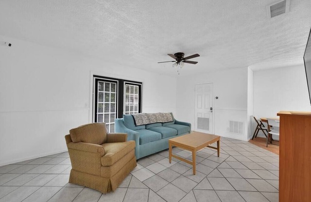 ~Updated Home Sleeps 8 Near NAS Jax~