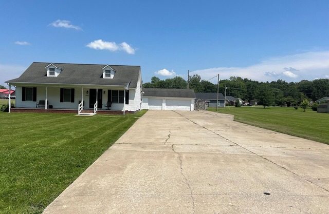 Updated home w/huge driveway. Cute, clean, comfy & convenient! Near KY Lake