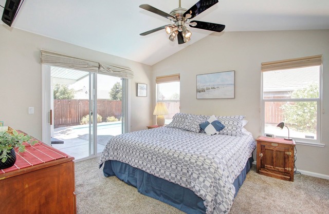 Hot tub, pool, and king bed - Comfy House