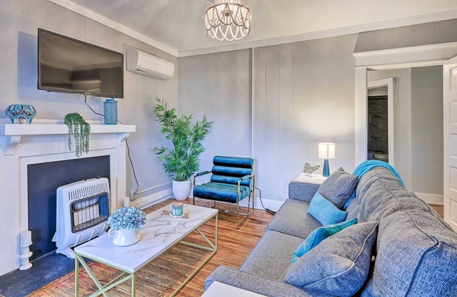 Updated Huntington Apt < 1 Mi to Downtown