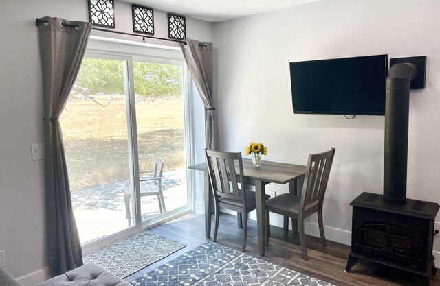 Updated In-Law Suite with laundry and patio for Mid Term Stays