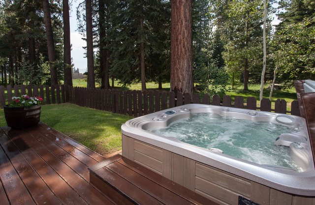 Remodeled Kings Beach Cabin, Golf Course, Hot Tub