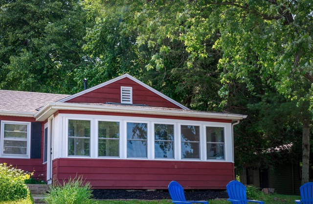 Updated Lake Cottage with amazing sunset views & option for daily pier rental.